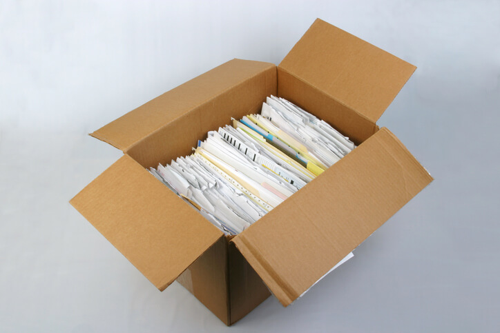 dokumenty w pudełku kartonowym